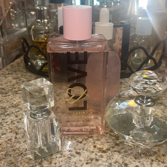 Victorias Secret Love Satin Body Oil Dry Oil Spray 6.7 Fl oz - Picture 3 of 4